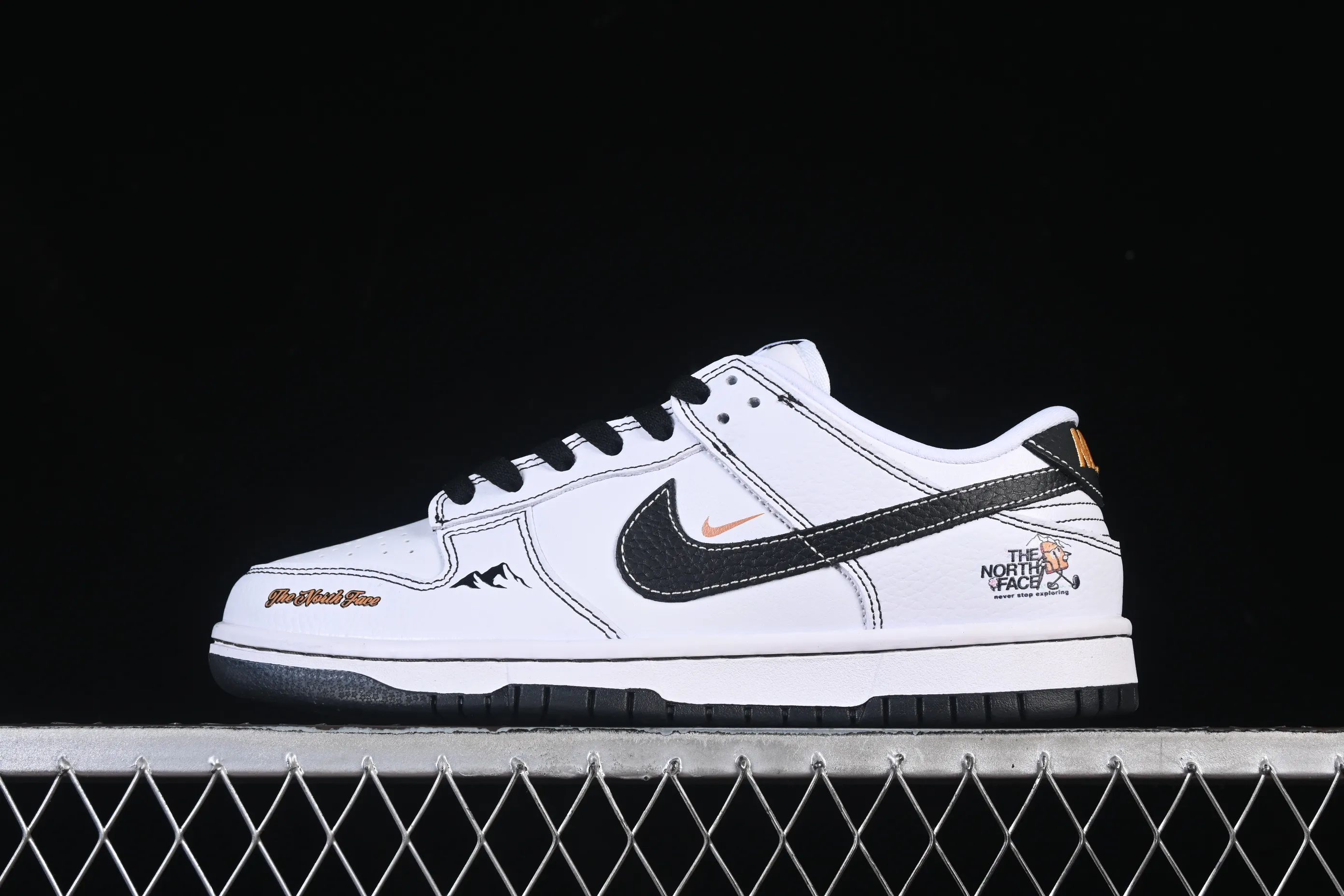 All categories Nk SB Dunk Series Nk SB Dunk Low High-end customized low-top sneakers Nike SB Dunk Low North Face co-branded white and black High-end customized low-top casual sneakers YF9511-911